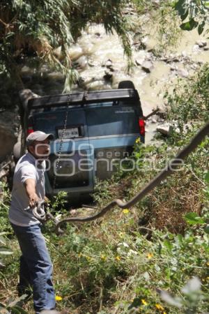 CAE A BARRANCA CAMIONETA