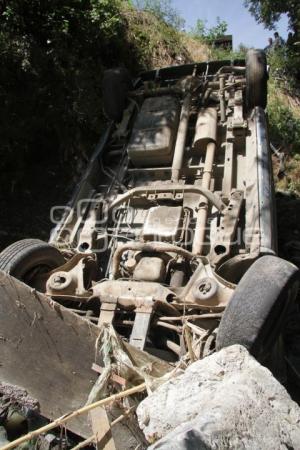 CAE A BARRANCA CAMIONETA