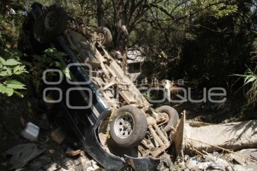 CAE A BARRANCA CAMIONETA