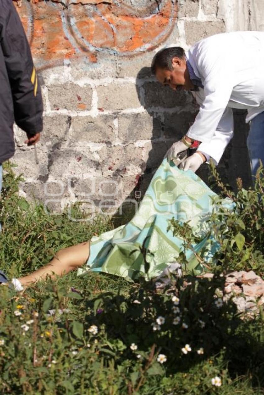 MUJER MUERTA CON RASTROS DE VIOLACION