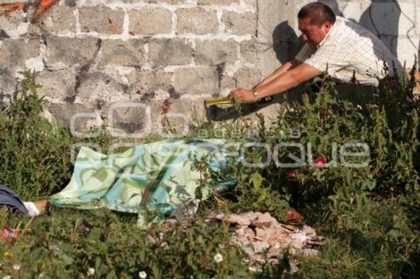 MUJER MUERTA CON RASTROS DE VIOLACION