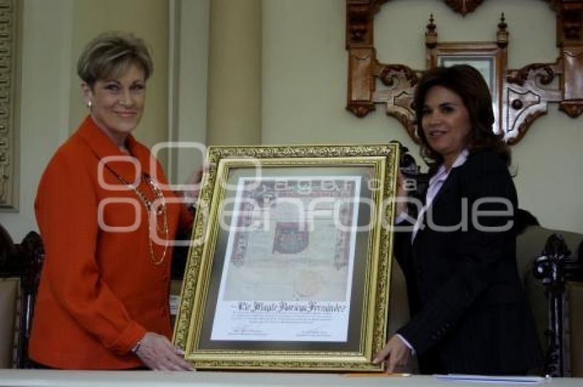 MAYTE NORIEGA. RECIBE CÉDULA REAL
