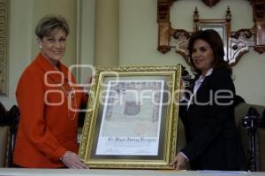 MAYTE NORIEGA. RECIBE CÉDULA REAL