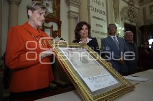 MAYTE NORIEGA. RECIBE CÉDULA REAL