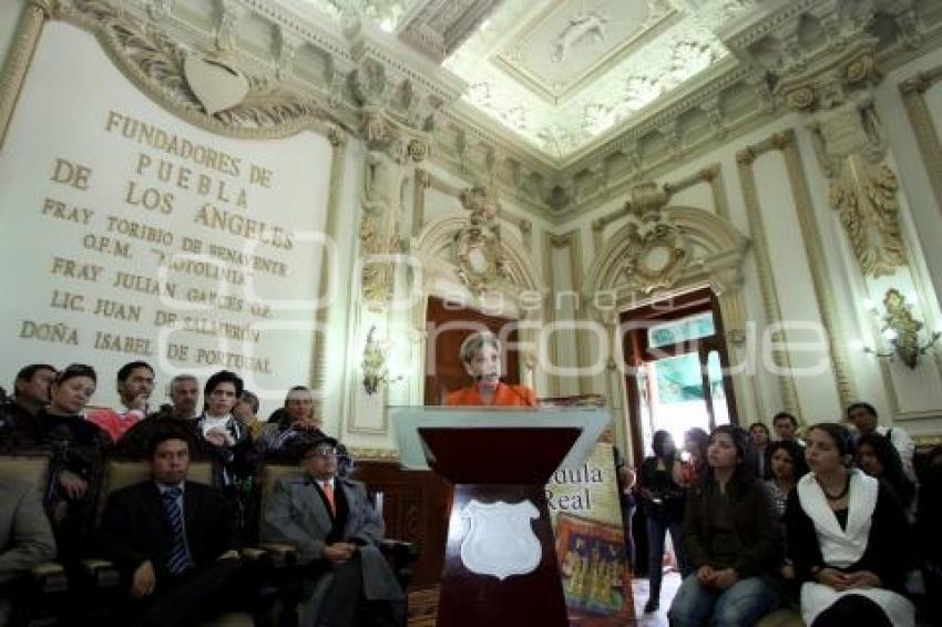 MAYTE NORIEGA. RECIBE CÉDULA REAL
