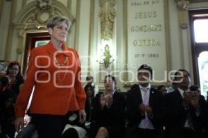 MAYTE NORIEGA. RECIBE CÉDULA REAL