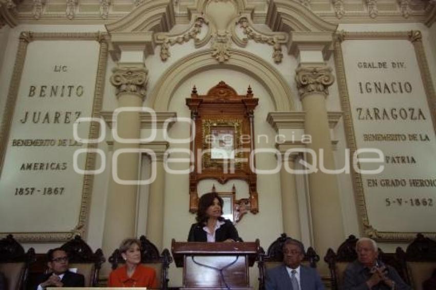 MAYTE NORIEGA. RECIBE CÉDULA REAL