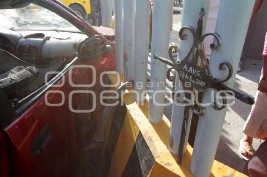 VOLCADURA DE TAXI EN LA 23 SUR Y 23 PTE