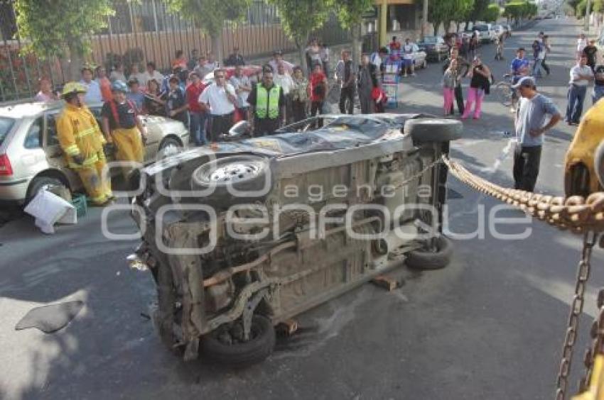 VOLCADURA DE TAXI EN LA 23 SUR Y 23 PTE
