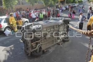 VOLCADURA DE TAXI EN LA 23 SUR Y 23 PTE