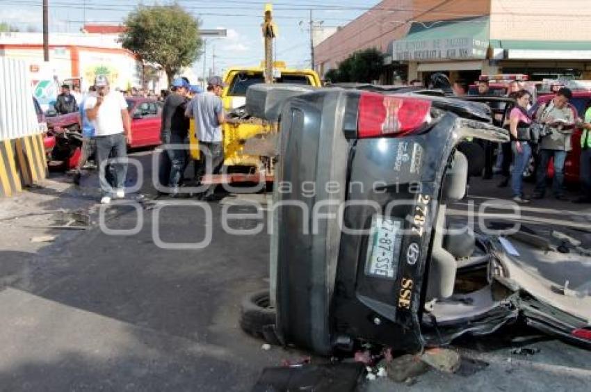 VOLCADURA DE TAXI EN LA 23 SUR Y 23 PTE
