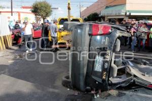 VOLCADURA DE TAXI EN LA 23 SUR Y 23 PTE