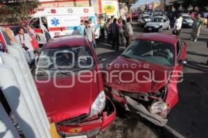 VOLCADURA DE TAXI EN LA 23 SUR Y 23 PTE