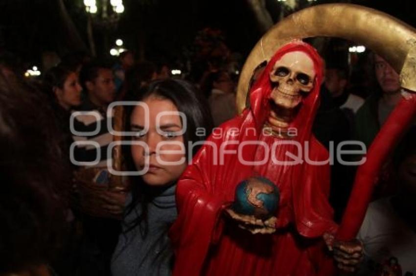 MARCHAN FIELES A LA SANTA MUERTE