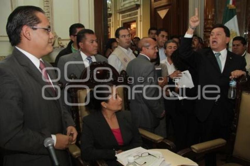 IRRUMPE DIPUTADO ELECTO DURANTE SESION DE CABILDO