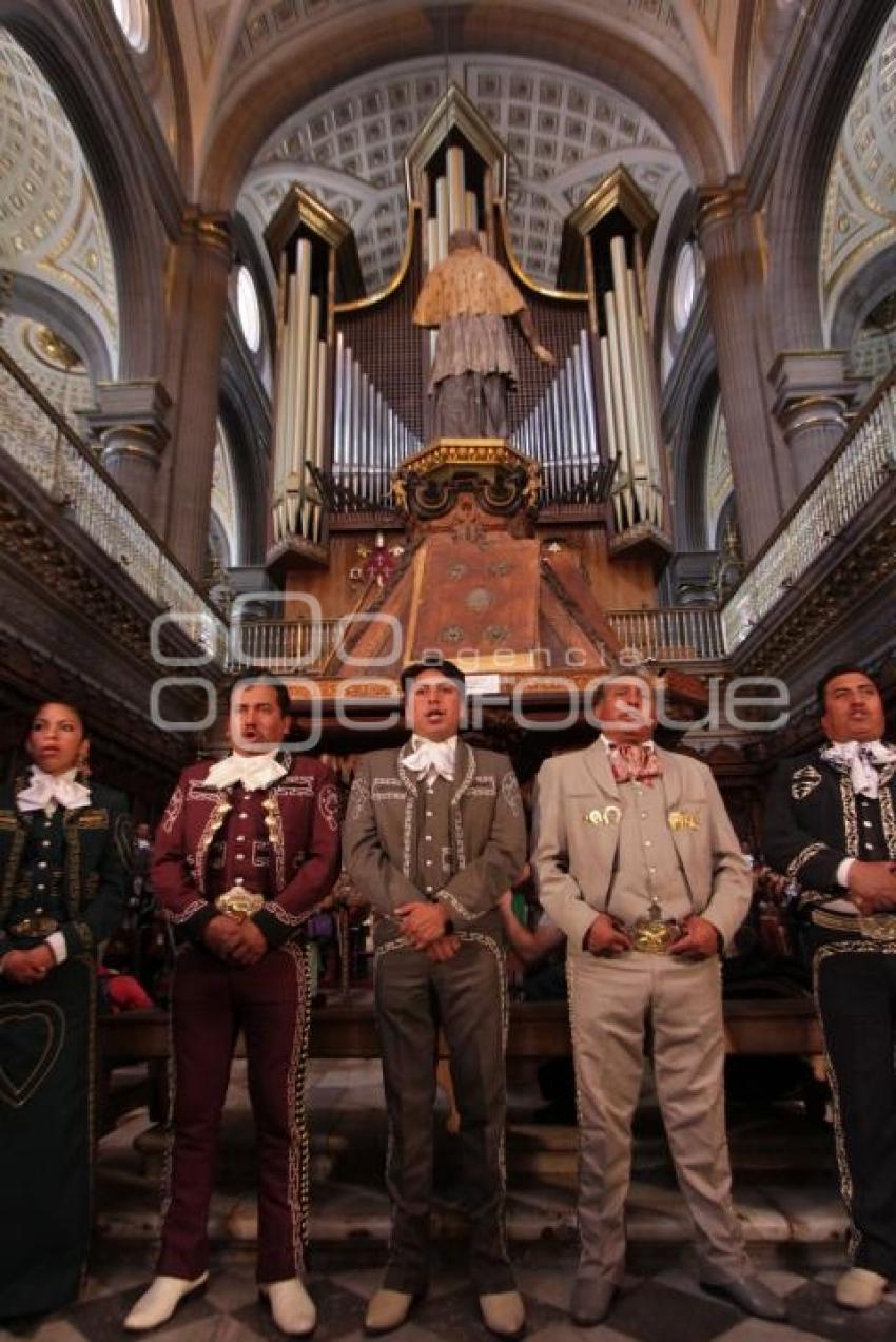 MARIACHIS EN LA CATEDRAL