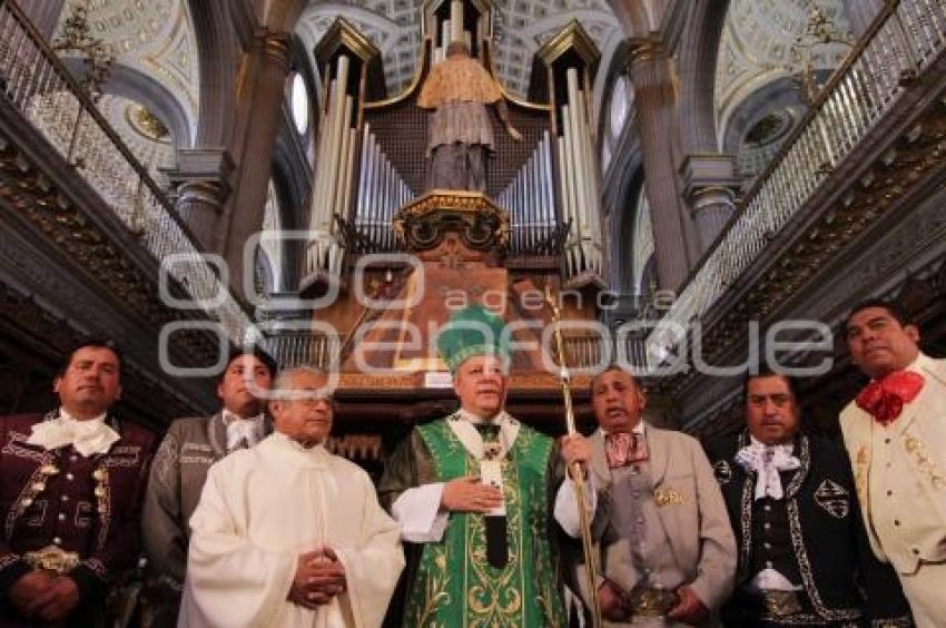 MARIACHIS EN LA CATEDRAL