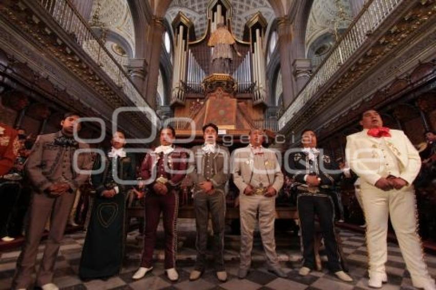 MARIACHIS EN LA CATEDRAL