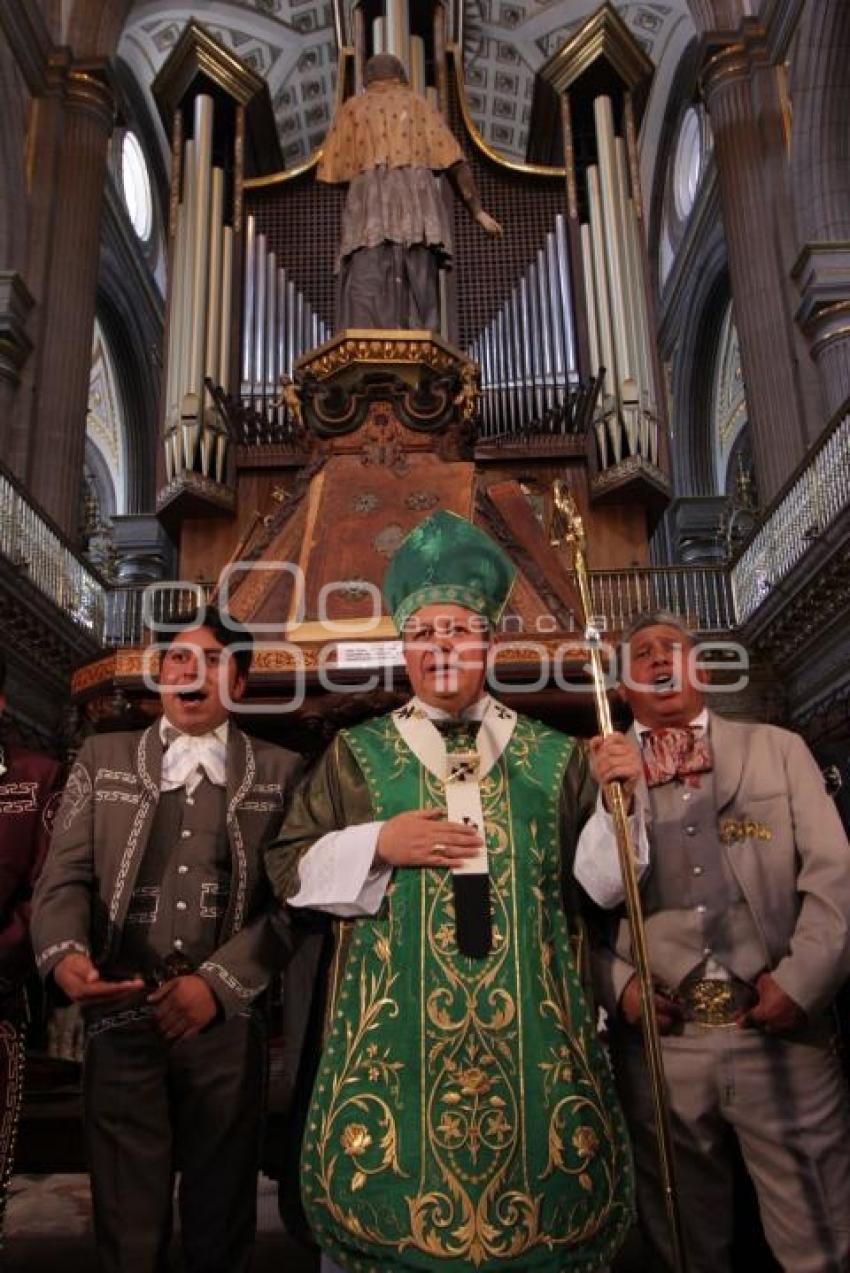 MARIACHIS EN LA CATEDRAL