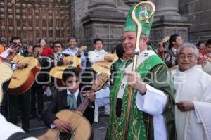 MARIACHIS EN LA CATEDRAL