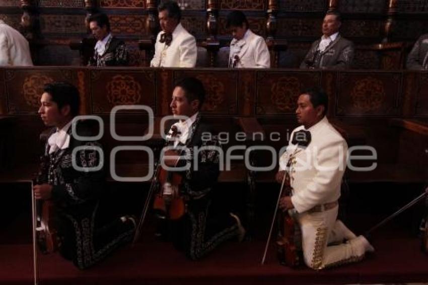 MARIACHIS EN LA CATEDRAL