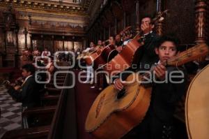 MARIACHIS EN LA CATEDRAL