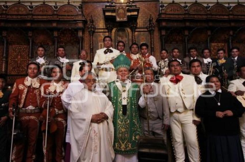 MARIACHIS EN LA CATEDRAL