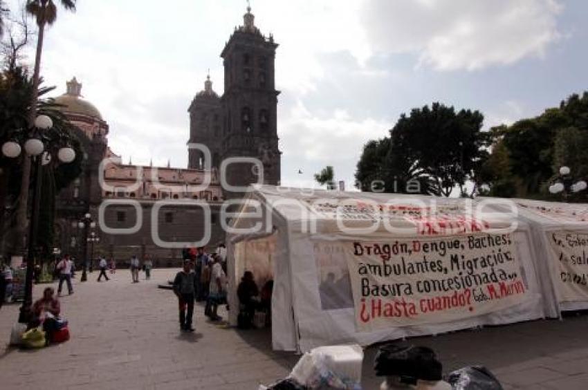 PLANTÓN EN EL ZÓCALO. EL DRAGÓN