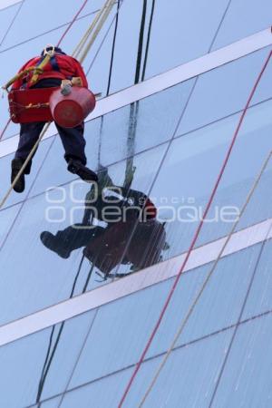 LIMPIEZA DE VIDRIOS EDIFICIO