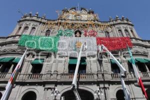 RETIRAN ADORNOS DEL AYUNTAMIENTO