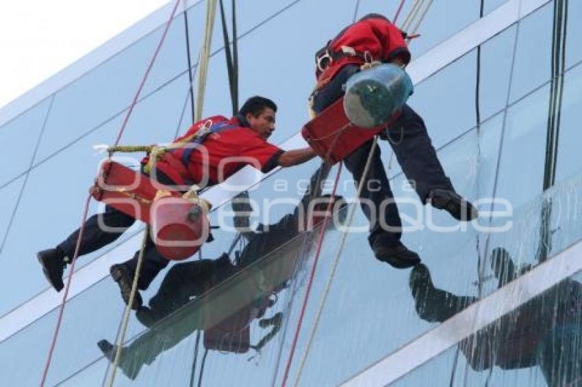 LIMPIEZA DE VIDRIOS EDIFICIO