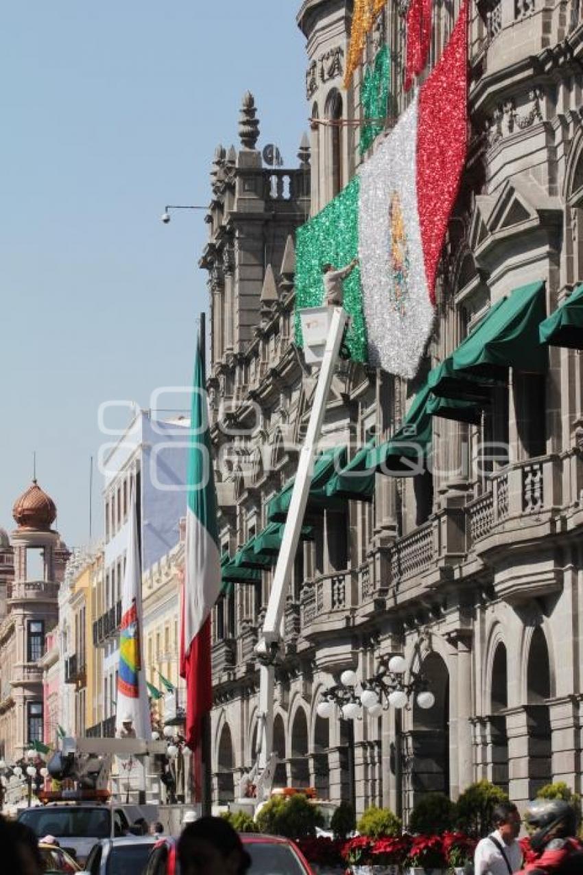 RETIRAN ADORNOS DEL AYUNTAMIENTO