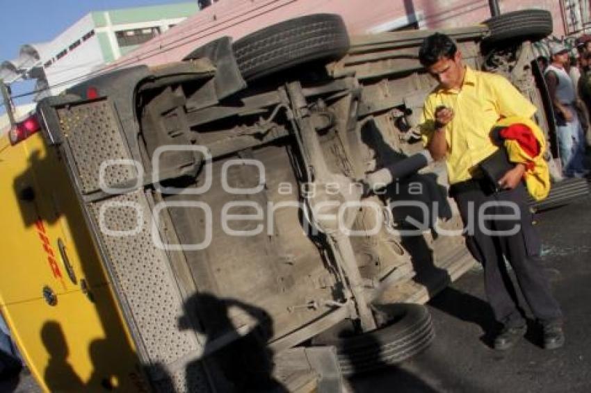 VOLCADURA CAMIONETA  DE MENSAJERIA