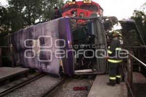 CAMION TRANSPORTE PUBLICO ARROLLADO POR TREN