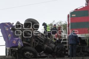 CAMION TRANSPORTE PUBLICO ARROLLADO POR TREN