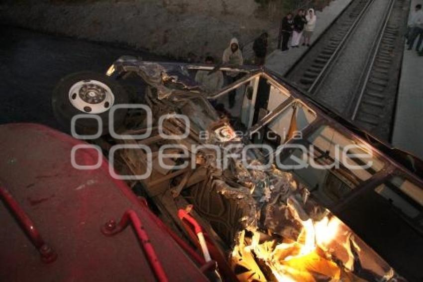 CAMION TRANSPORTE PUBLICO ARROLLADO POR TREN