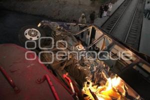 CAMION TRANSPORTE PUBLICO ARROLLADO POR TREN