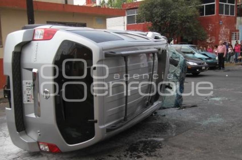 VOLCADURA EN 17 SUR Y 21 PONIENTE