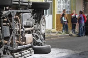 VOLCADURA EN 17 SUR Y 21 PONIENTE