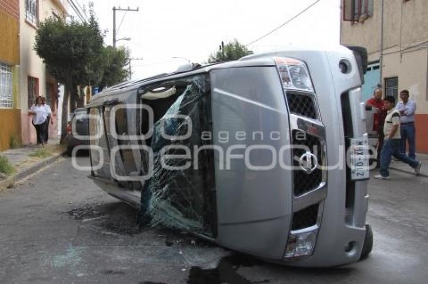 VOLCADURA EN 17 SUR Y 21 PONIENTE