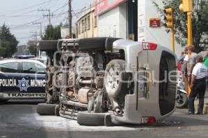 VOLCADURA EN 17 SUR Y 21 PONIENTE