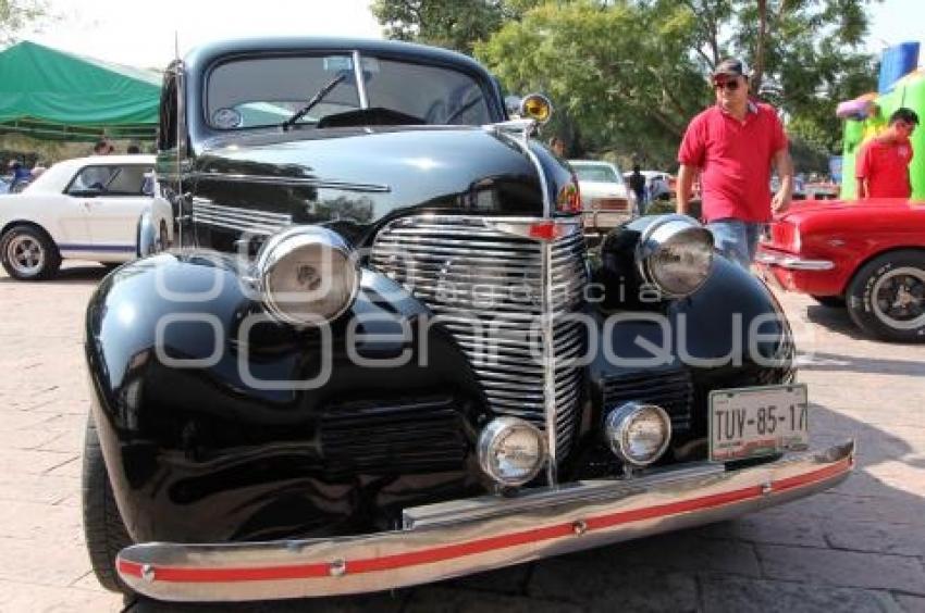 EXPOSICIÓN DE AUTOS ANTIGUOS. UDLA