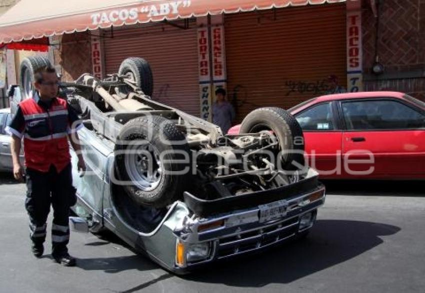 VOLCADURA EN LA 9 NORTE Y 28 PONIENTE