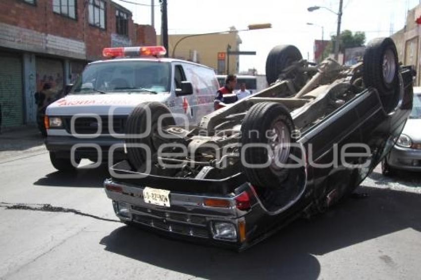 VOLCADURA EN LA 9 NORTE Y 28 PONIENTE