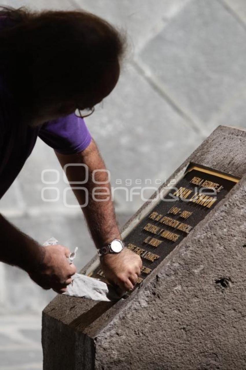 PLACA EN HONOR A JOHN LENNON