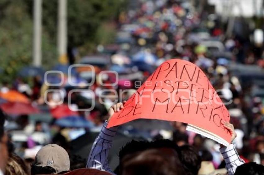 LARGAS FILAS POR UNA PLAZA EN EL IMSS