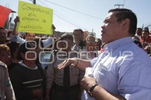 LARGAS FILAS POR UNA PLAZA EN EL IMSS