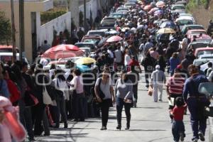 LARGAS FILAS POR UNA PLAZA EN EL IMSS