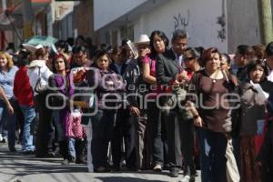 LARGAS FILAS POR UNA PLAZA EN EL IMSS