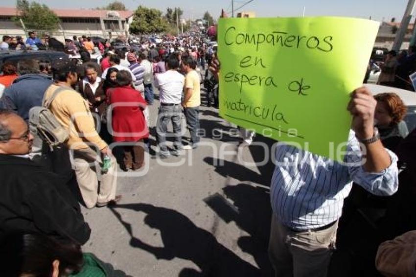 LARGAS FILAS POR UNA PLAZA EN EL IMSS